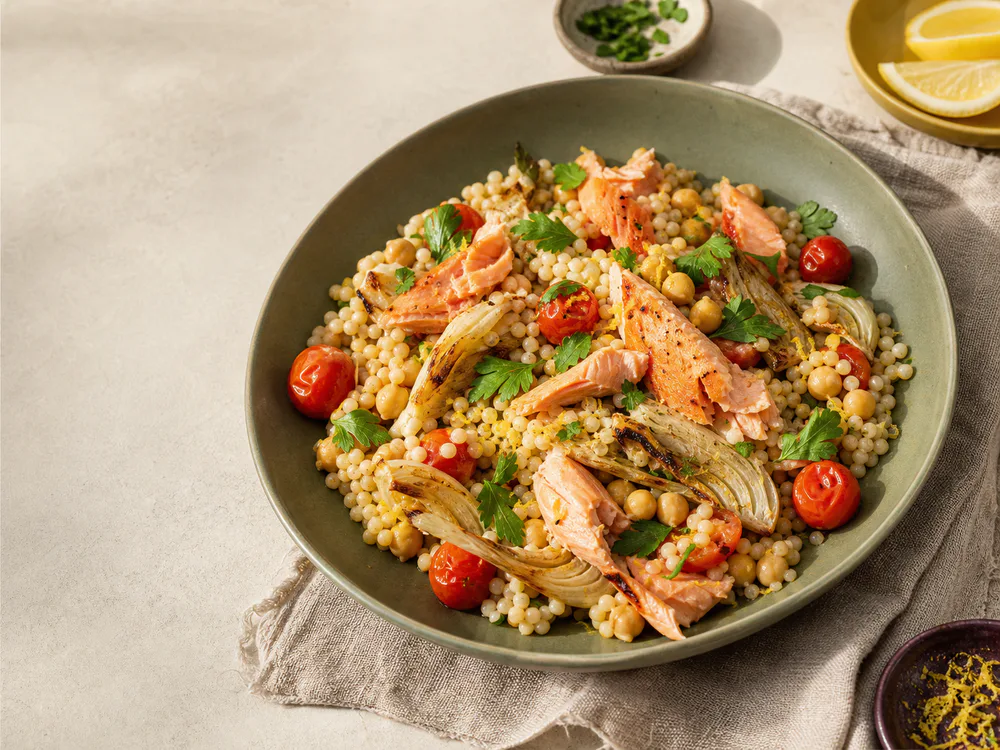 Couscous perlé, saumon, fenouil, tomates et herbes